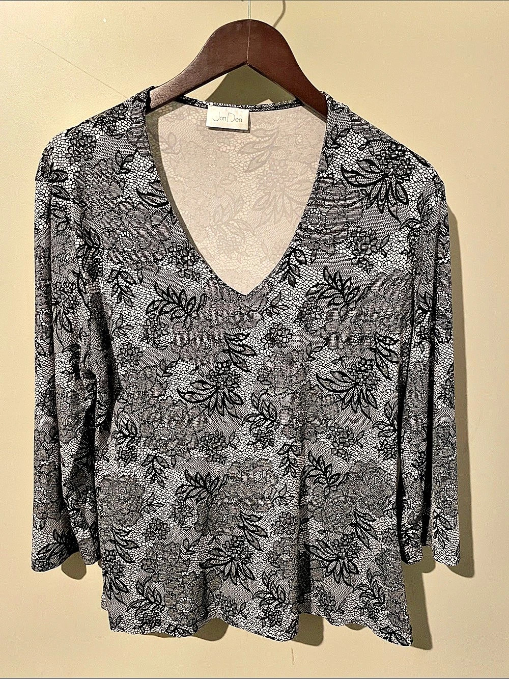 JonDen Floral Long Sleeve Blouse in Black & Gray Like New
